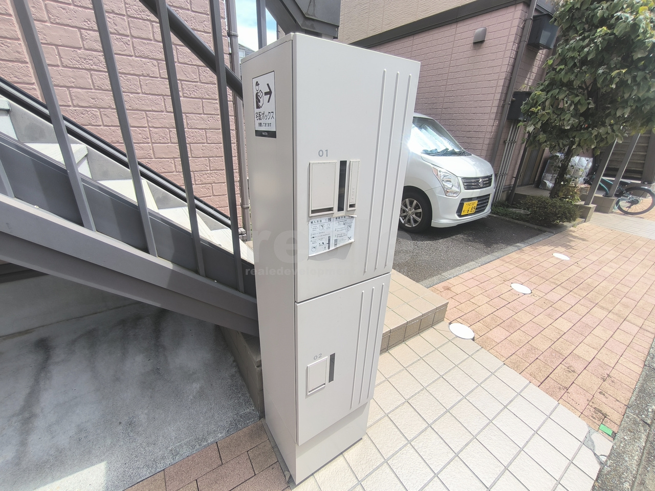 三鷹市新川２丁目のアパートのエントランス