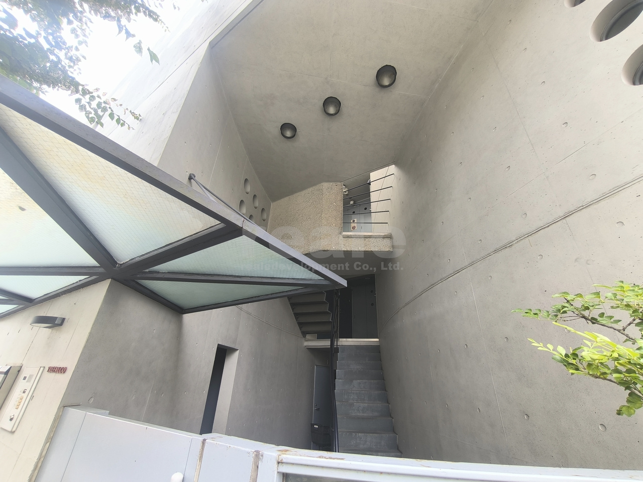 三鷹市新川６丁目の賃貸マンションのエントランス