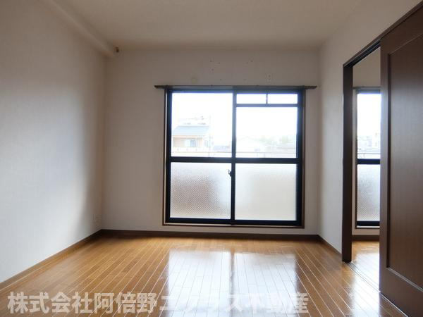 ぷりんすマンションの居間・リビング|内装は別部屋の参考写真です。