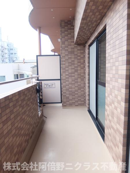 ぷりんすマンションのバルコニー|内装は別部屋の参考写真です。