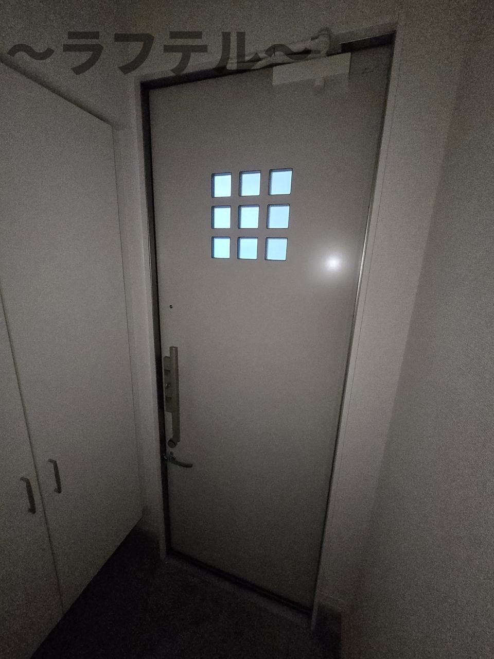 ハーヴェスト中央B棟の玄関