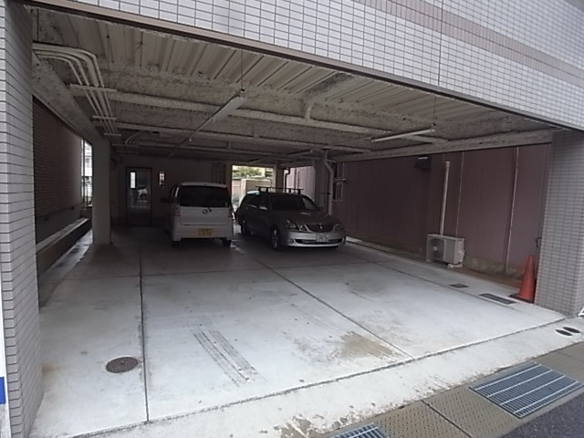 北和通商ビルの駐車場