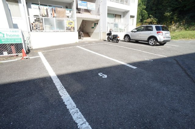 ハイライフ東生駒の駐車場