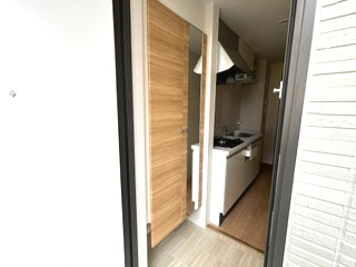 アヴェニール南浦和の内装|★玄関～キッチンへの内装画像・姿鏡付きトールタイプのシューズボックスを設置★