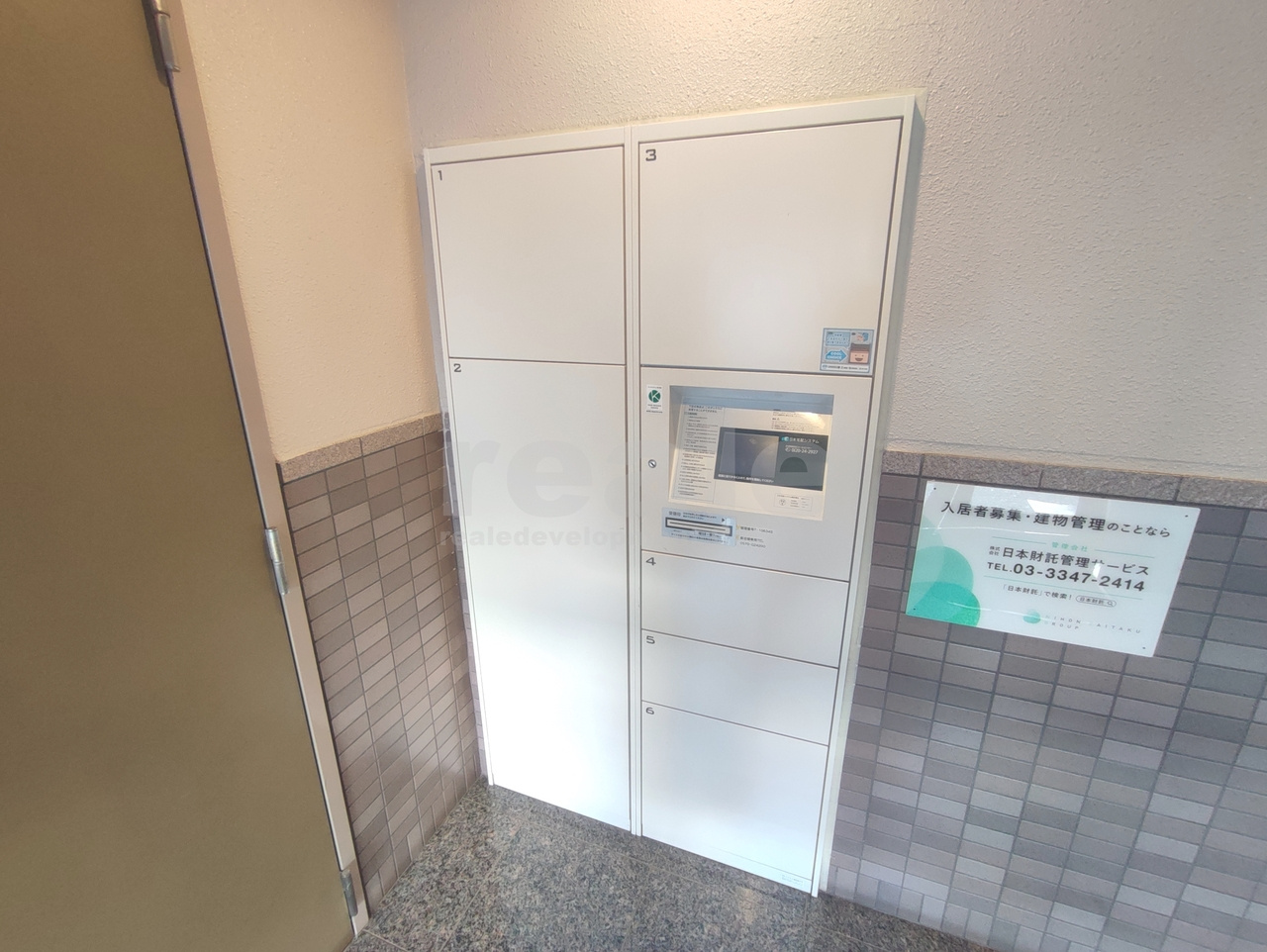 武蔵野市吉祥寺本町１丁目の賃貸マンションのエントランス