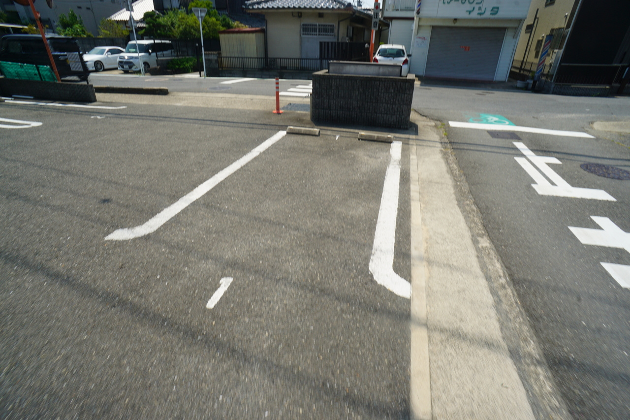 メゾンラフレシールの駐車場