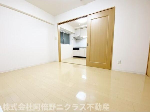 エスカーサ大阪阿倍野パークビューの居間・リビング|内装は別部屋の参考写真です。