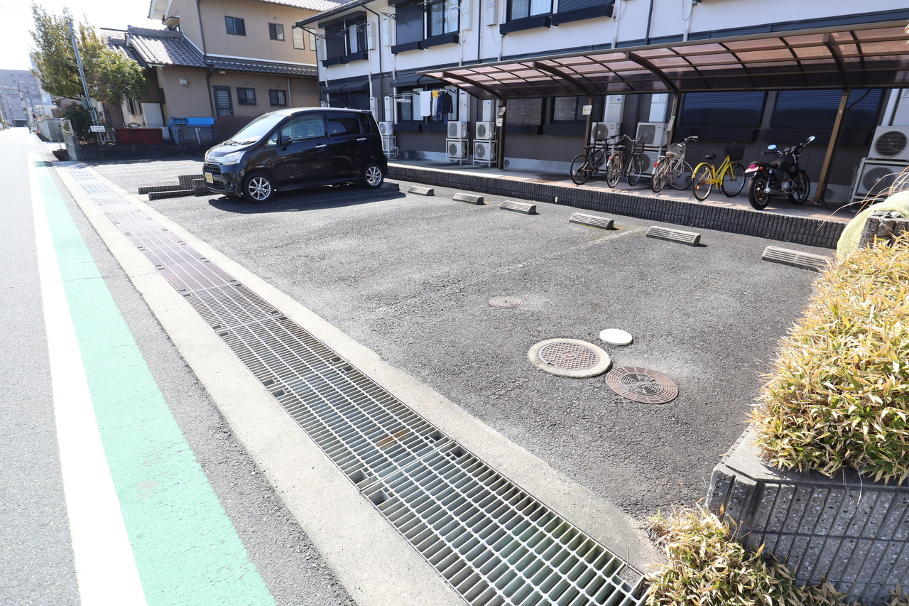 シャレー神宮前の駐車場