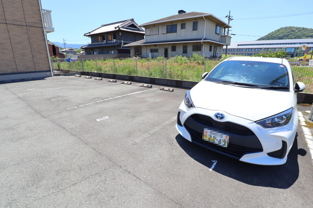 ロイヤルガーデン四条の駐車場