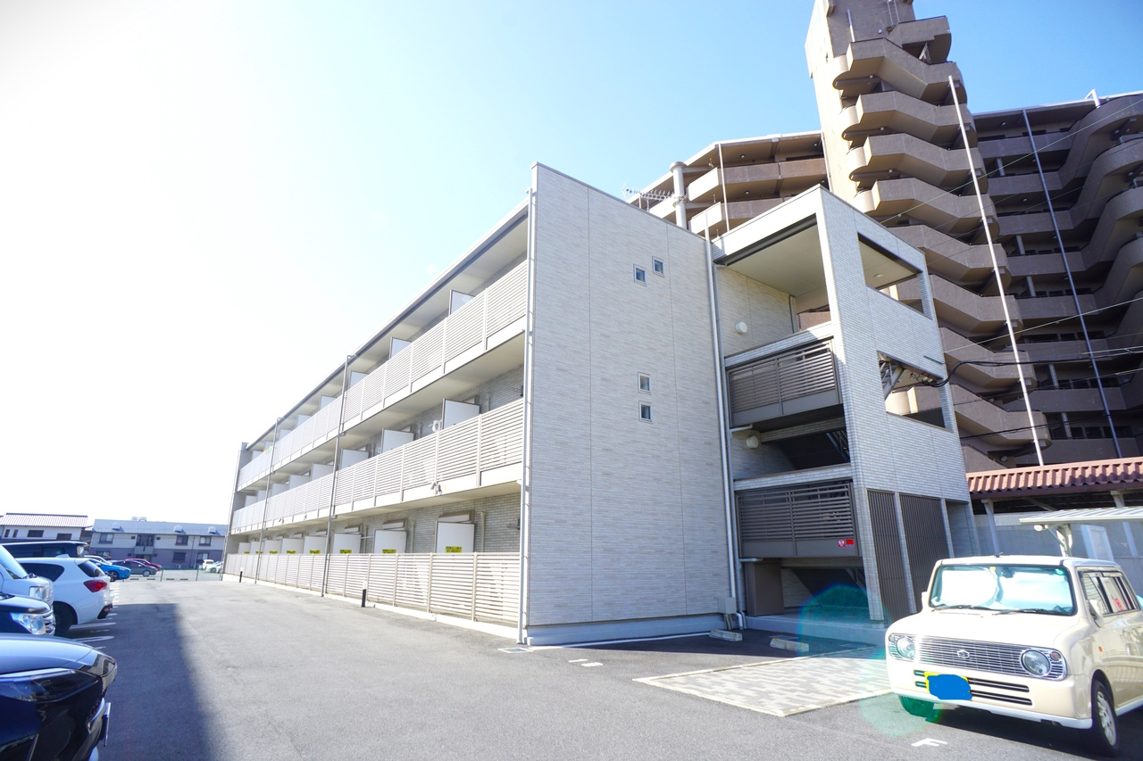 クレイノコミンチャーレドゥーエの駐車場