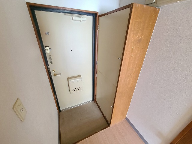 メゾングレーの玄関|別号室の参考写真です。