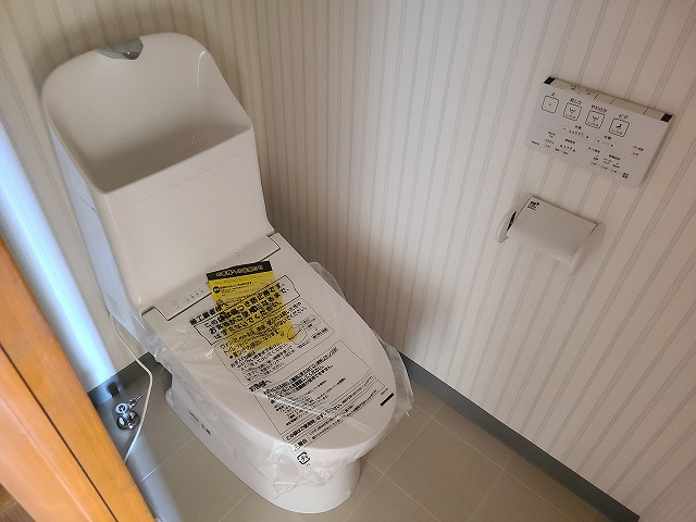 メゾングレーのトイレ|別号室の参考写真です。