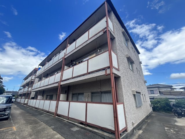 あやめ池ハイツＡ棟のエントランス
