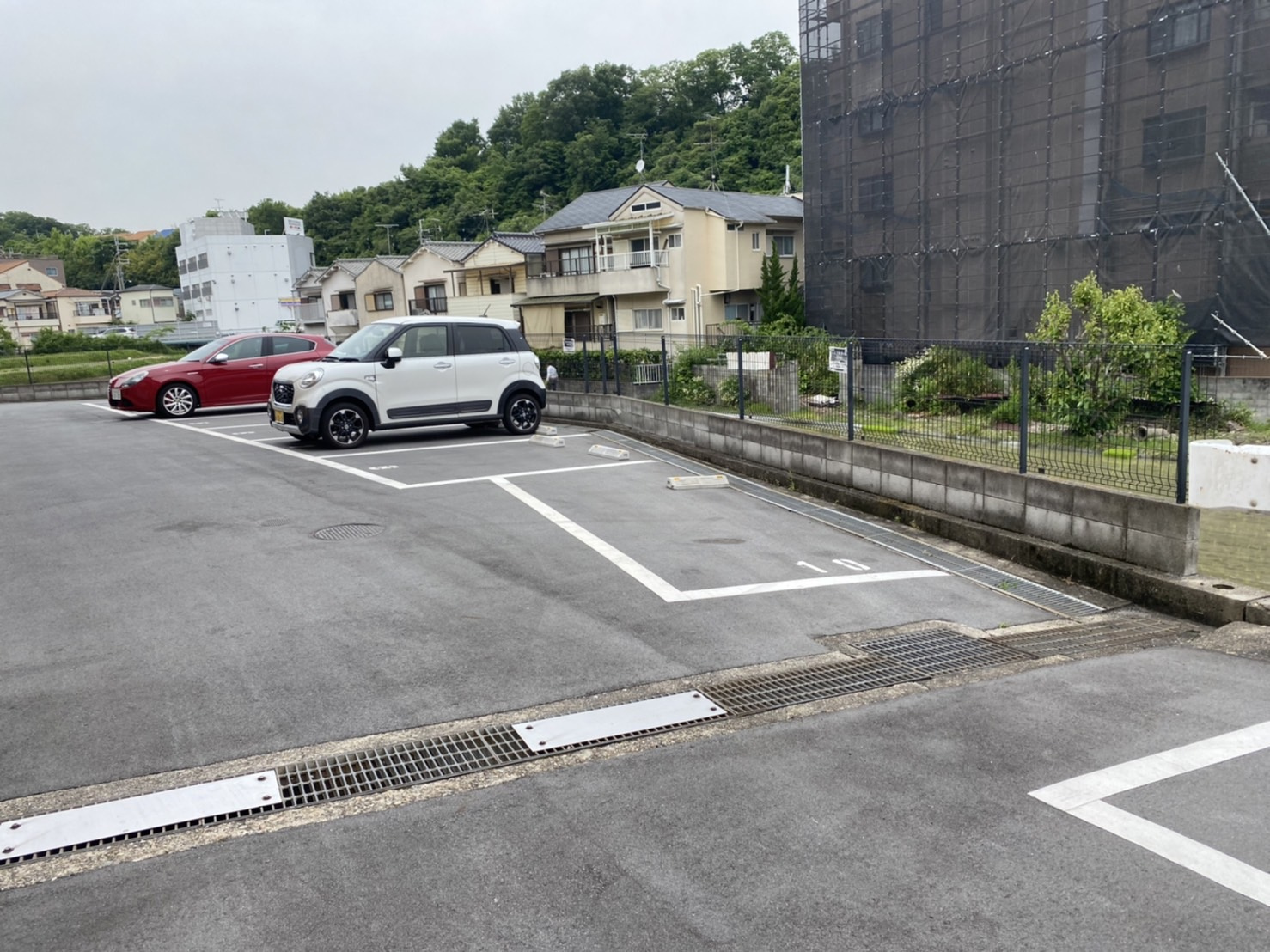 エヌエムドゥーズの駐車場
