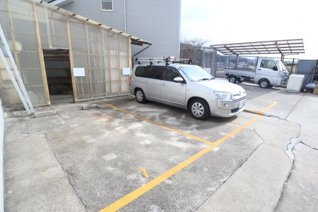 ハイタウンＢ棟の駐車場