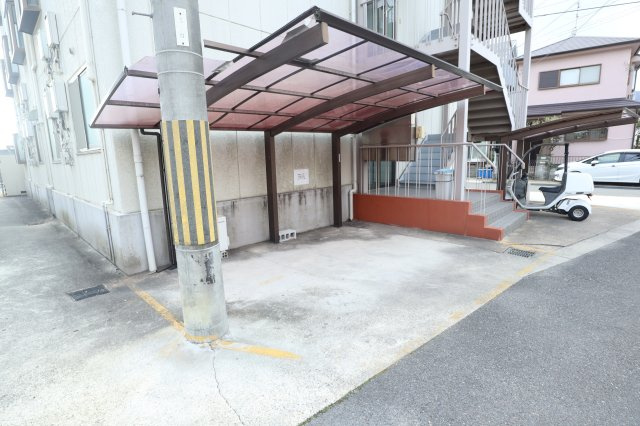 ハイタウンＢ棟の駐車場