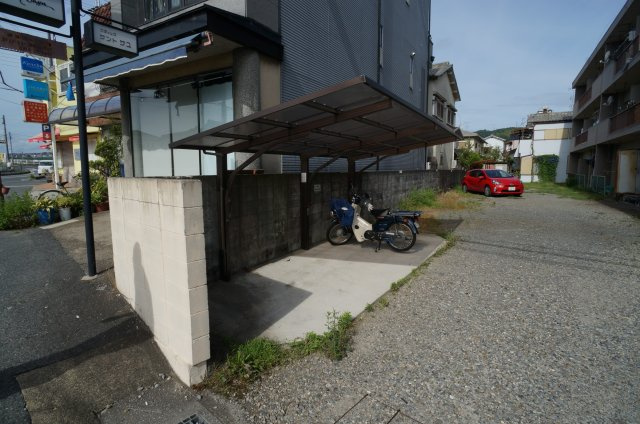 信貴川ハイツの駐車場