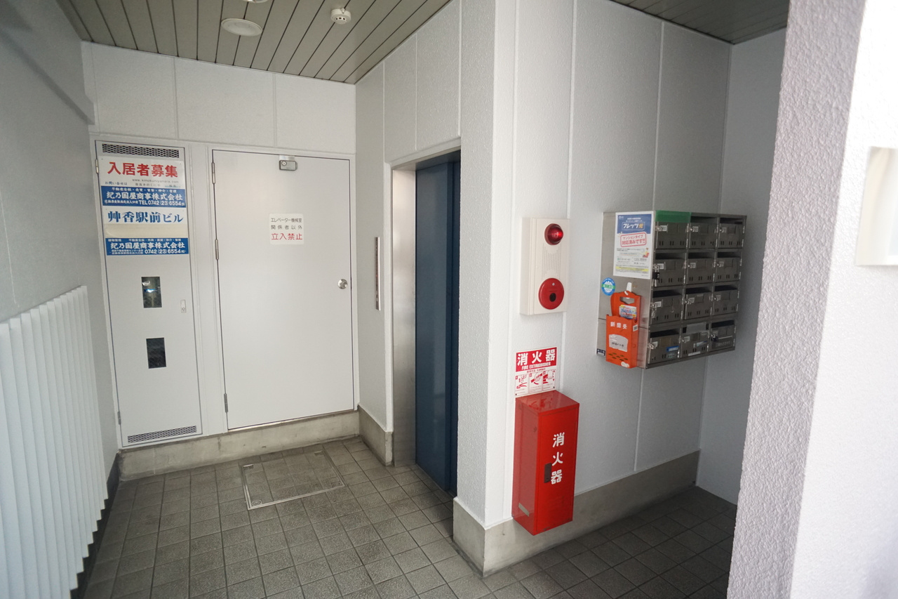 艸香駅前ビルの駐車場