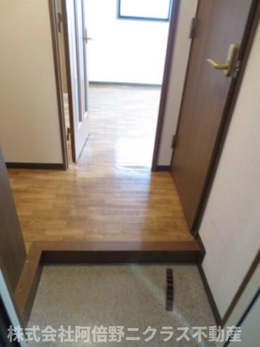 ブルーコートの玄関|内装は別部屋の参考写真です。