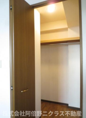 ブルーコートの収納|内装は別部屋の参考写真です。