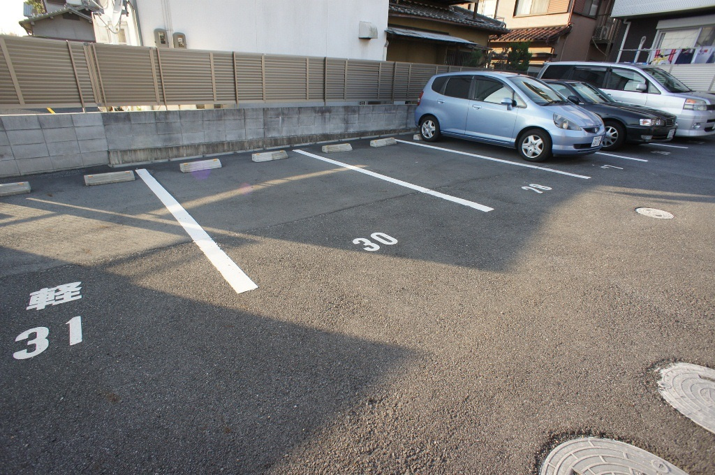 コンフォート東福寺Ｂ棟の駐車場