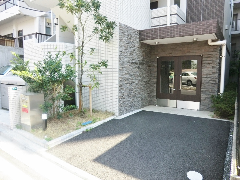ロイヤルヒルズ浦和岸町のエントランス