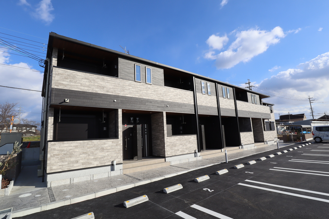 磯城郡田原本町大字秦庄のアパートのエントランス