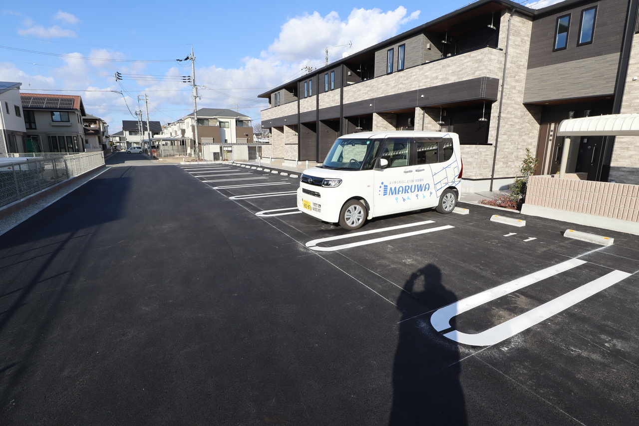 磯城郡田原本町大字秦庄のアパートの駐車場