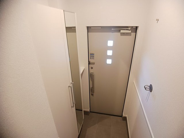 磯城郡田原本町大字秦庄のアパートの玄関