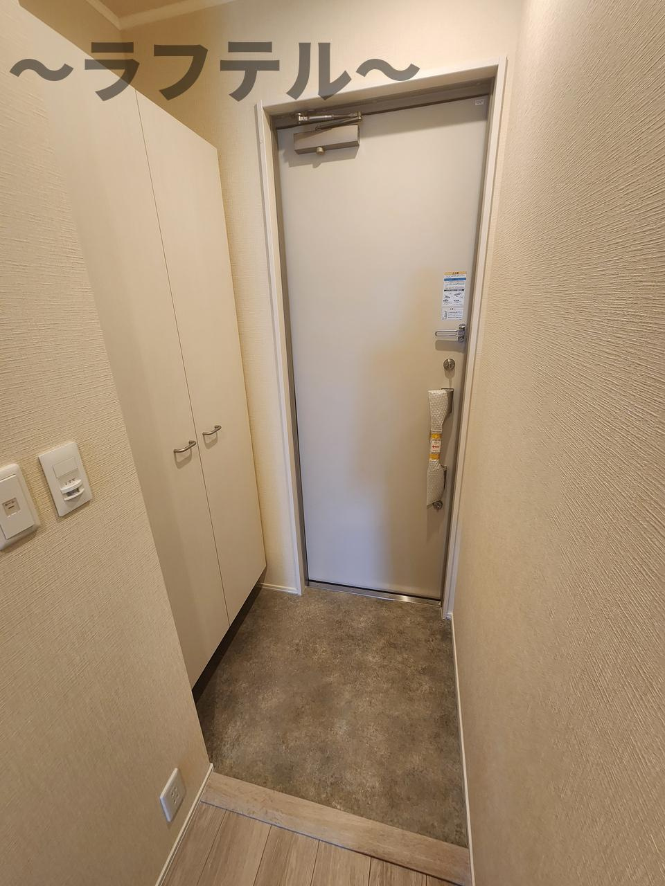 狭山市新狭山２丁目のアパートの玄関