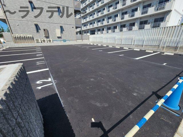 狭山市新狭山２丁目のアパートの駐車場