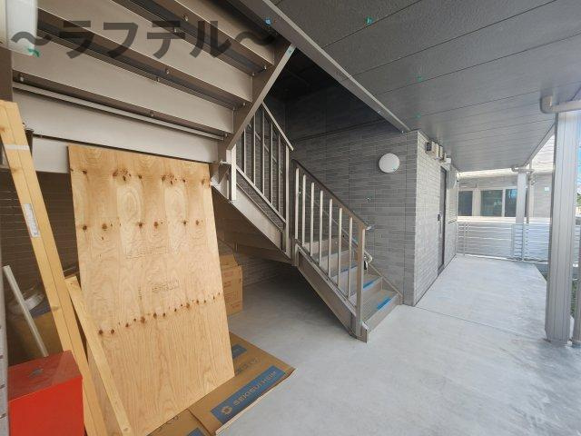 狭山市新狭山２丁目のアパートのロビー