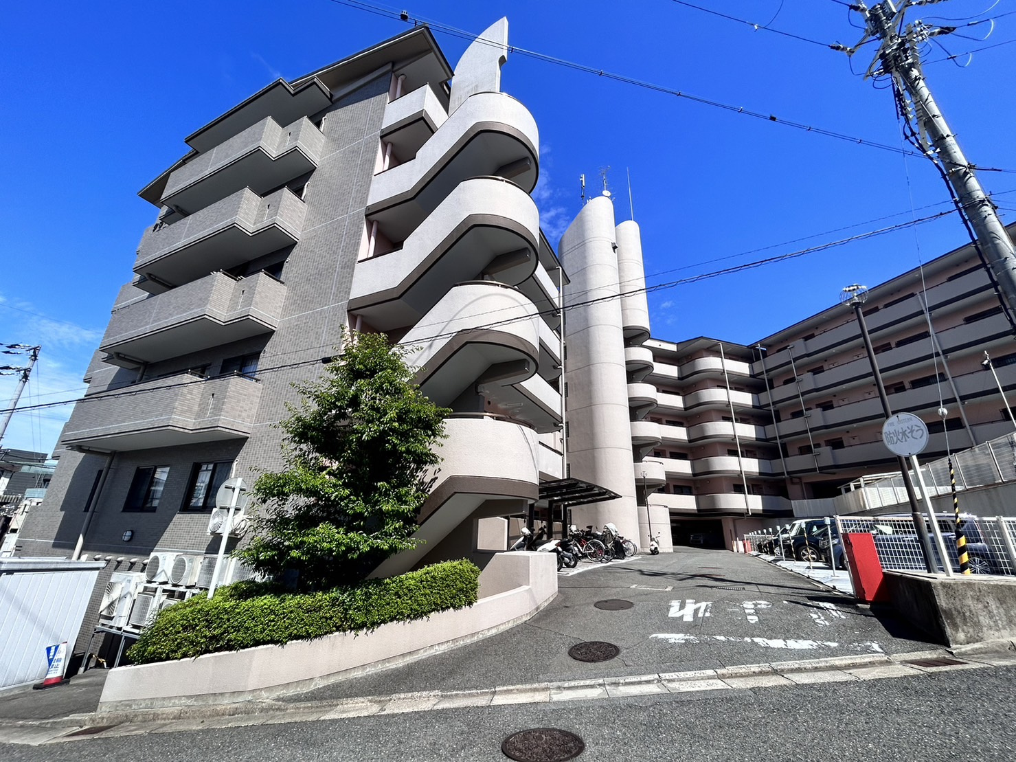 タワーアラモードの駐車場