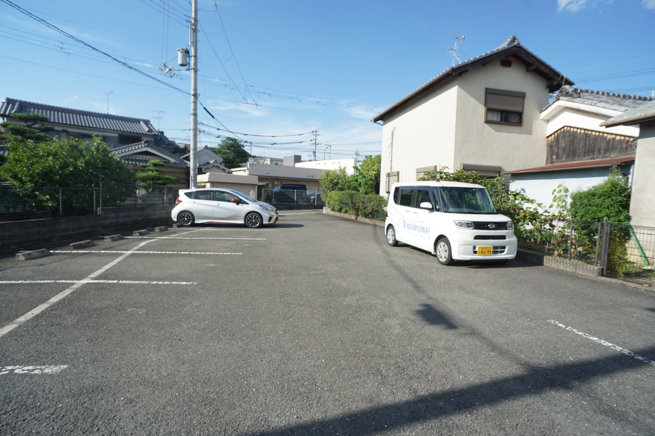 レオパレスＷＩＬＬ南郡山の駐車場