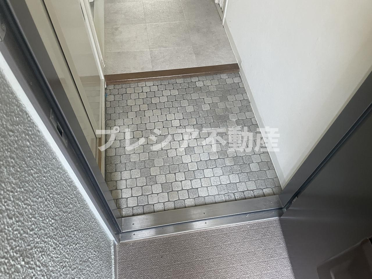 上高丸コーポラスの玄関