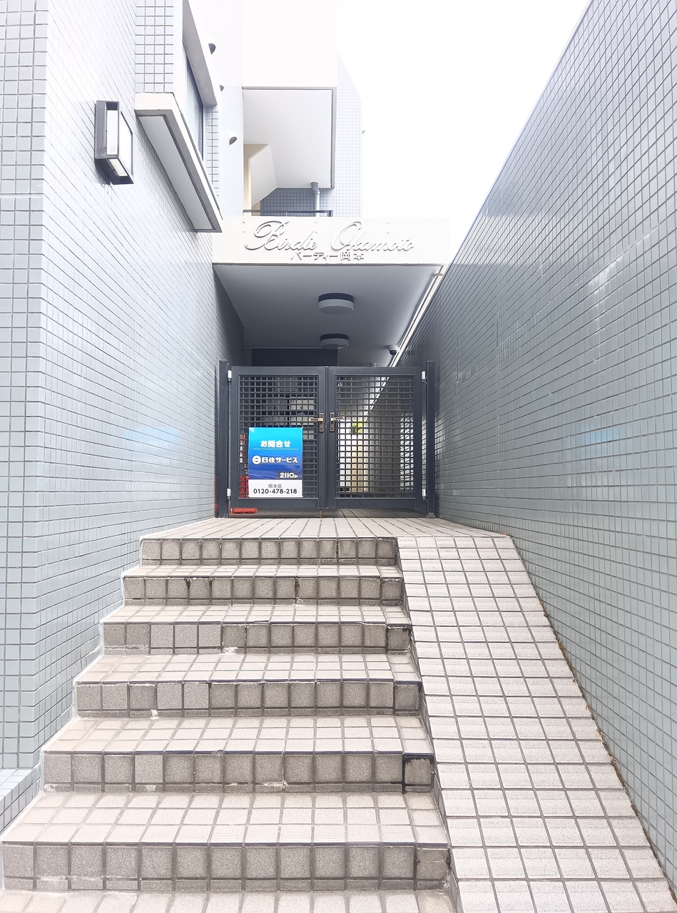 神戸市東灘区岡本２丁目のマンションのエントランス