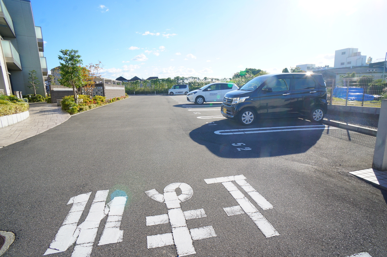 シャーメゾン青垣の駐車場