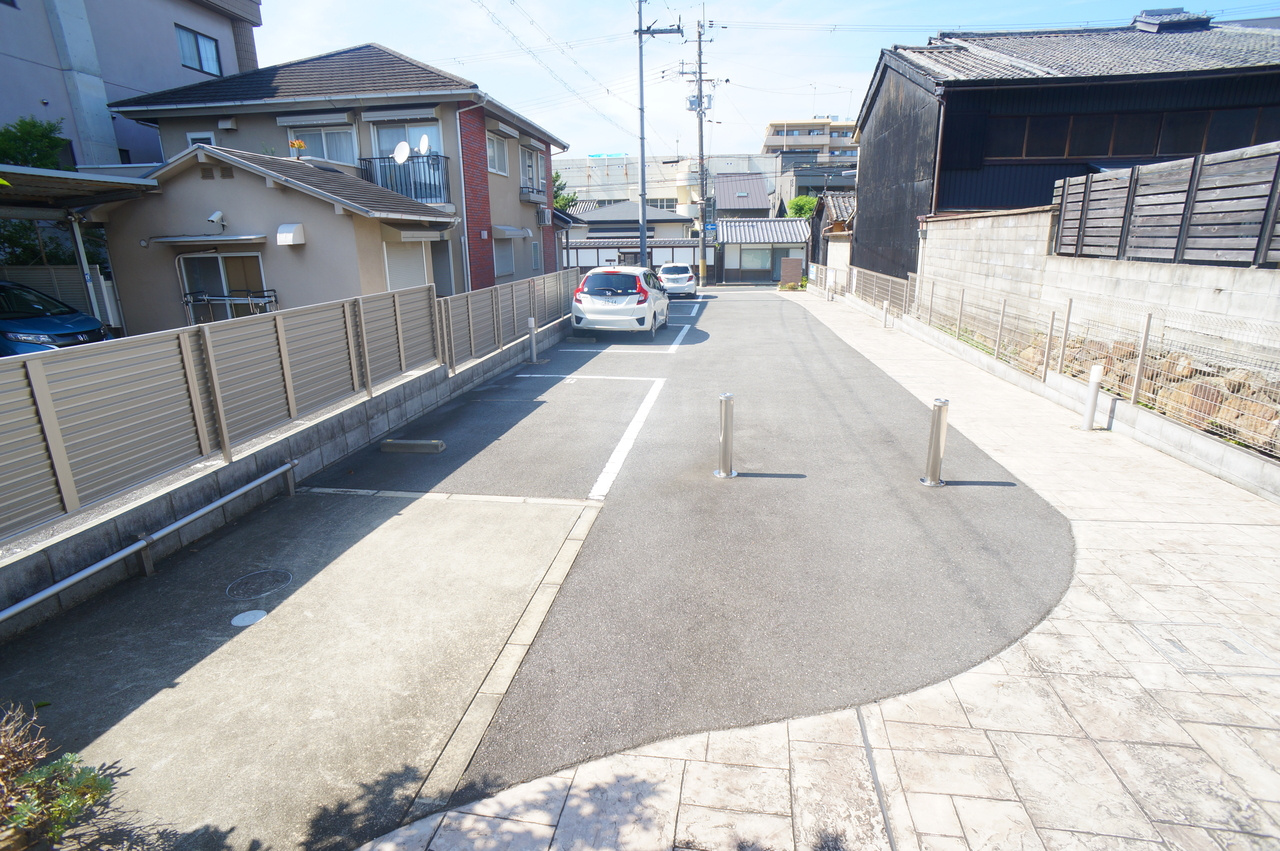 ＢＬＡＮＣ　ＨＩＬＬＳ（ブランヒルズ）の駐車場