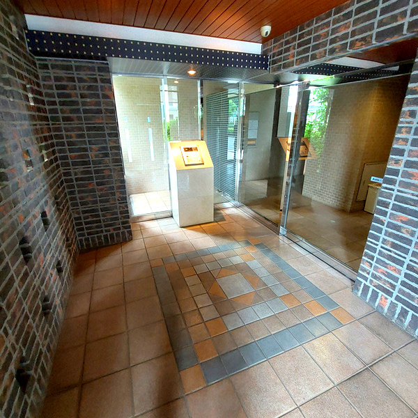 三鷹市新川６丁目の賃貸マンションのエントランス