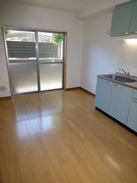 三鷹市新川６丁目の賃貸マンションの居間・リビング