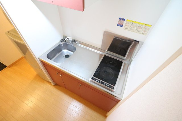 レオパレスエヌリバーのキッチン|ワイドキッチン２口コンロ付きラジエントヒータを設置