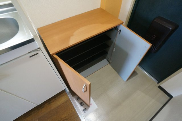 三芳ビルの玄関