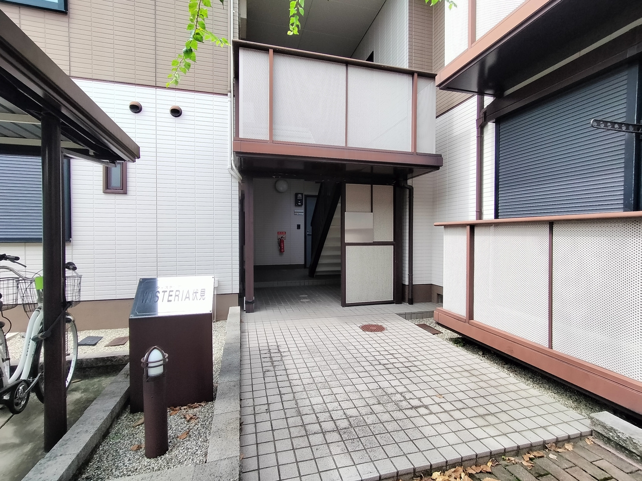 ウィステリア伏見のエントランス