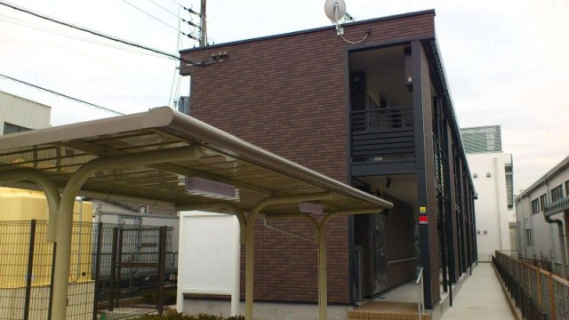 レオパレスディス　ポレールの外観