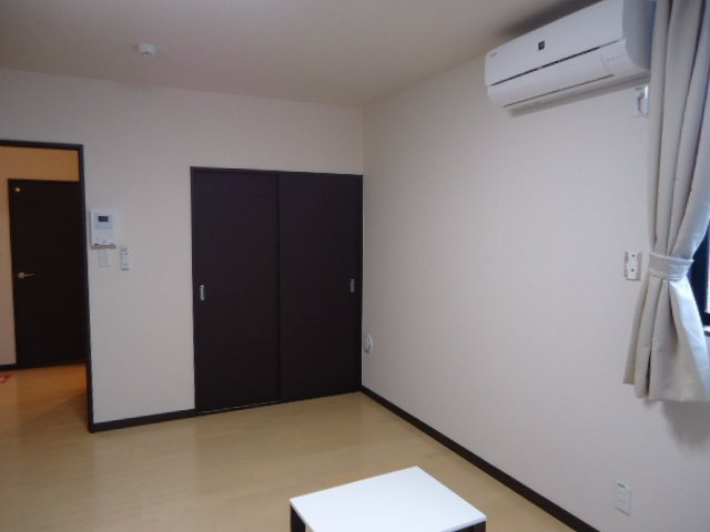 レオパレスディス　ポレールの居間・リビング|大容量のクローゼットつきで荷物の多い方でも安心です。