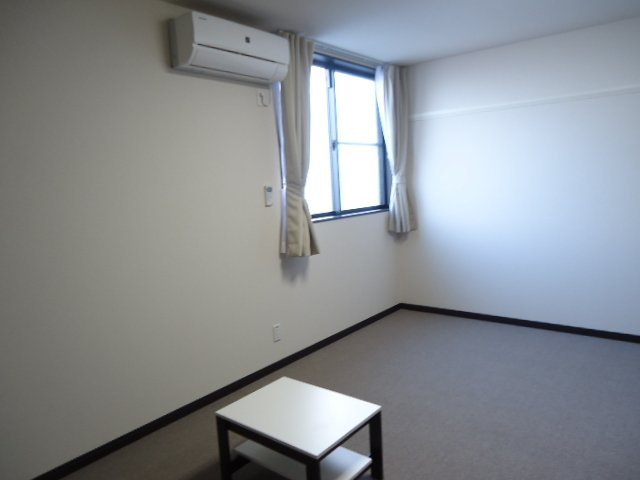 レオパレスディス　ポレールの居間・リビング|２階の部屋です。じゅうたん敷きになっております。