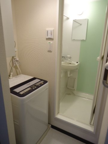 レオパレスディス　ポレールの浴室|トイレとお風呂はセパレートタイプです。