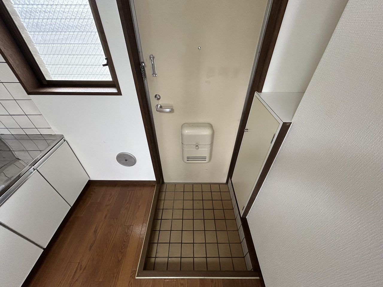 寿マンションの玄関