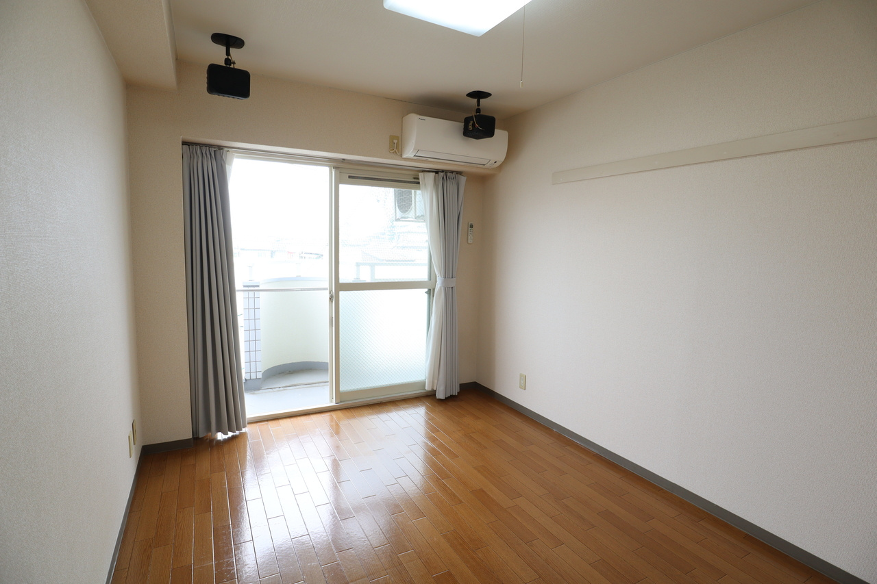 サンヒルズ橿原の洋室
