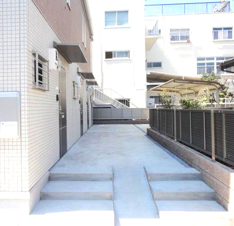 三鷹市北野３丁目のアパートのエントランス